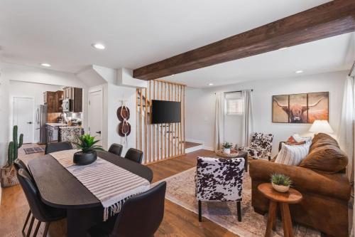 Vibrant Multi Condo Building that Sleeps 48 with 7 Units — 4-Star Luxury Hotel in Nashville, United States