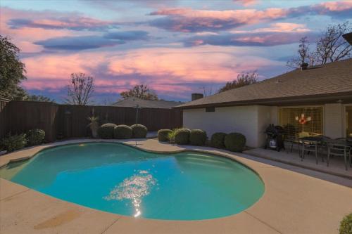 Spacious and Modern Home with Private Pool — 4-Star Luxury Hotel in Plano, United States