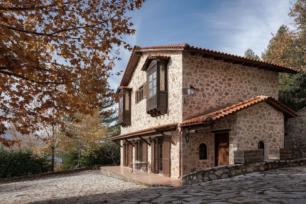 Parnassus Woodstone Chalets N1 N2 N3 — 4-Star Luxury Hotel in Delphi, Greece