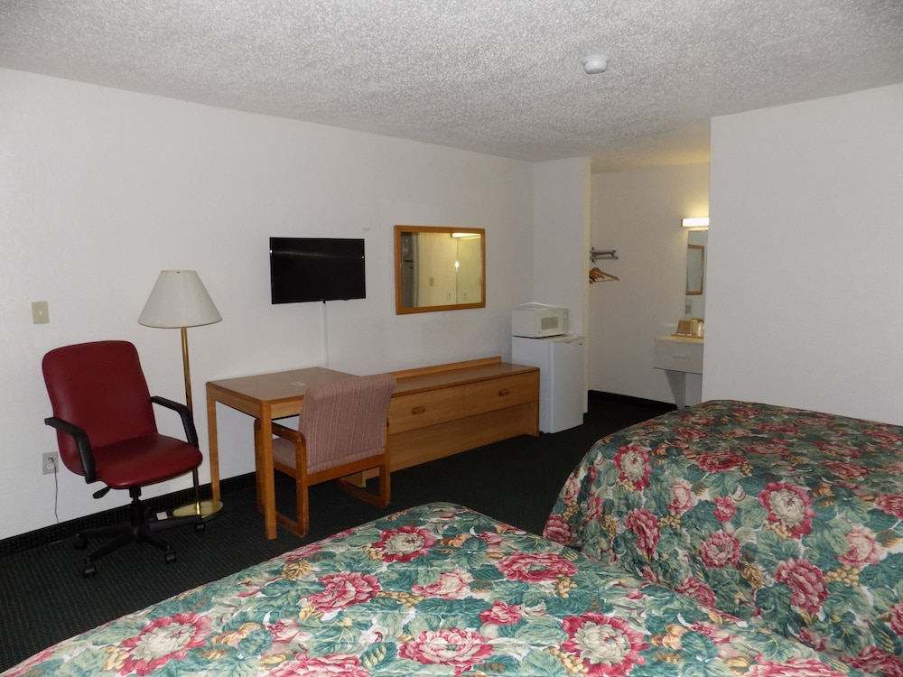 Topeka Plaza Inn - photo 13