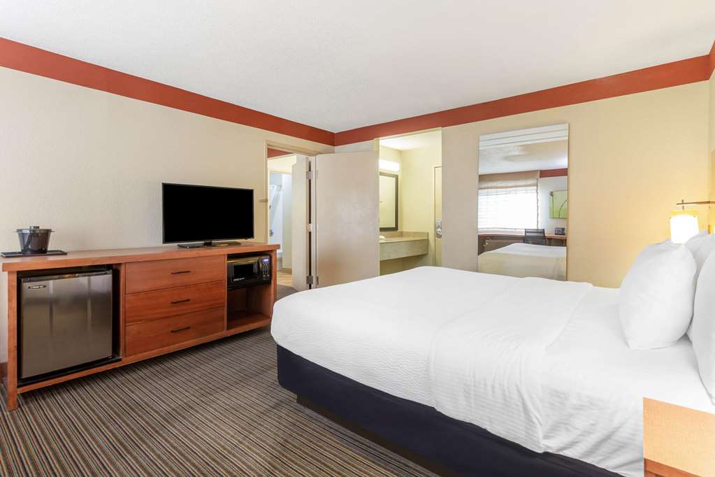 La Quinta Inn & Suites by Wyndham Chicago Tinley Park - photo 38