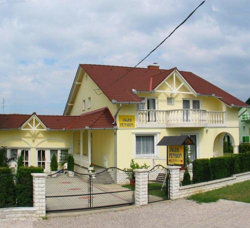 Villa Jäger — 4-Star Luxury Hotel in Vonyarcvashegy, Hungary