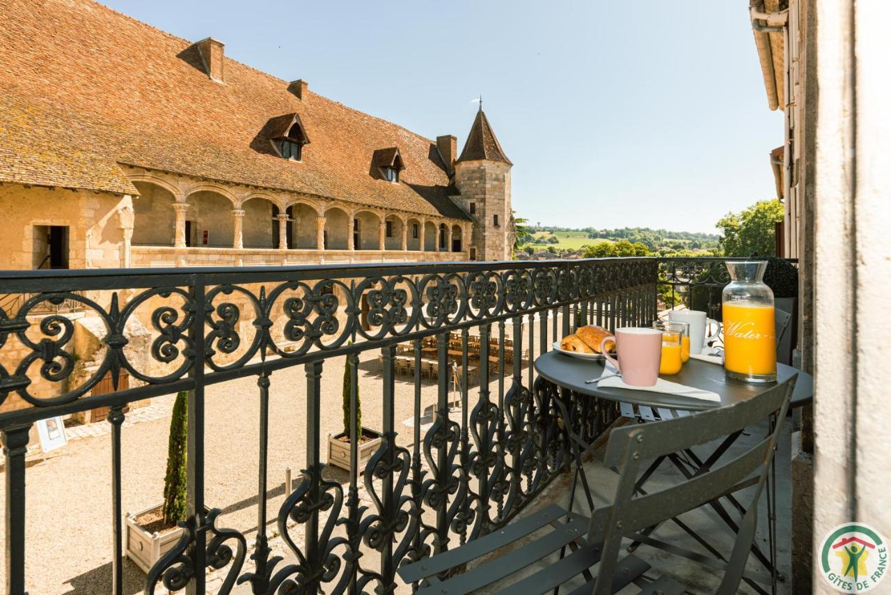 Les Gites du Chateau 2 Magnifiques Appartements Face Au Chateau Henri IV — 4-Star Luxury Hotel in Nerac, France
