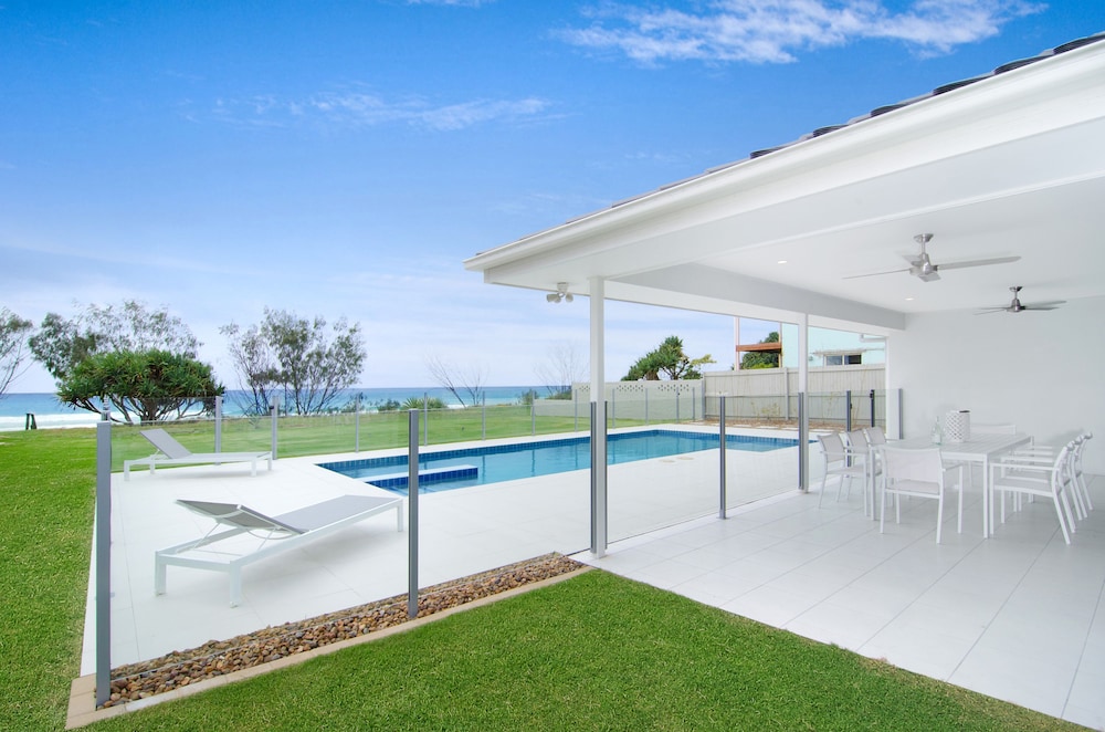Sentosa at Tugun Beachfront Holiday Home — 4-Star Luxury Hotel in Tugun, Australia