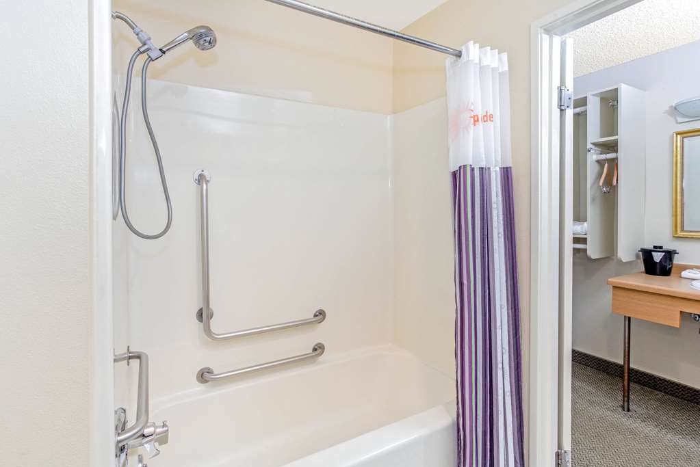 La Quinta Inn by Wyndham Milwaukee Airport Oak Creek - photo 19