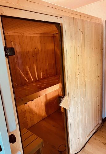Urige Berghütte mit Kamin und Sauna im Erzgebirge nahe Schwarzwassertal pet-friendly hotel Pobershau
