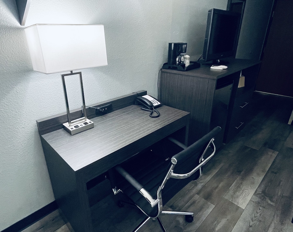 Americas Choice Inn And Suites - photo 3