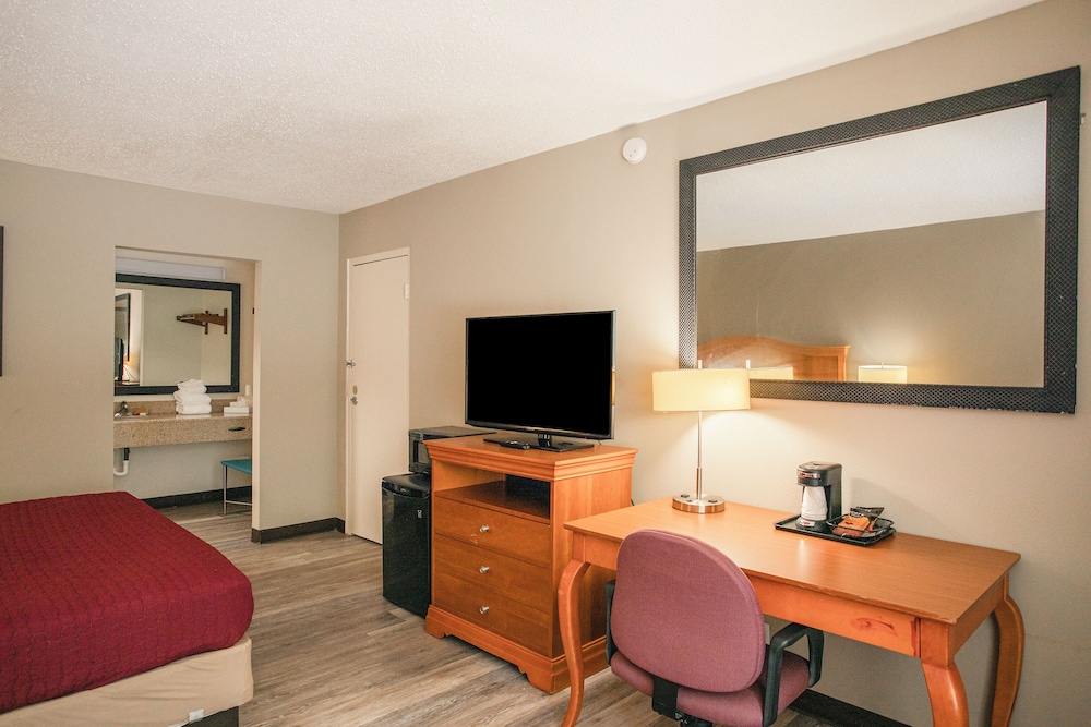OYO Hotel Greensboro East I 40 - photo 19