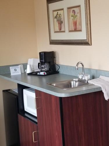 Perry O Inn & Suites - photo 24