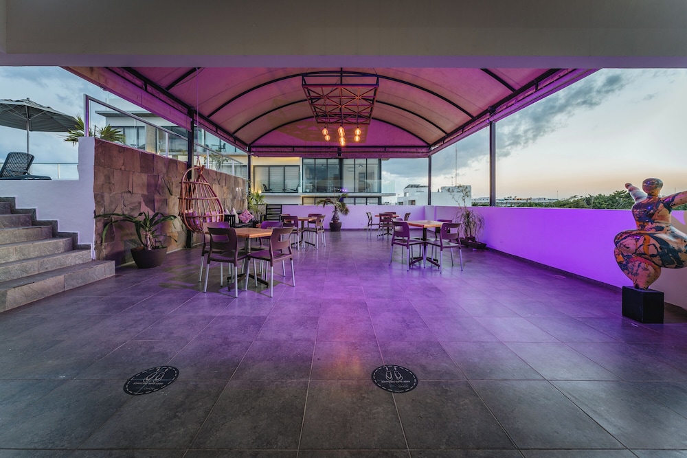 Poolside bar