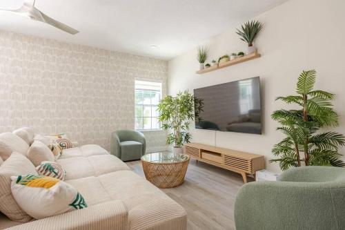4 Bedroom 3 Full Bath Boho Oasis Saltwater Pool Near Downtown North of Hyde Park Sleeps 12 Pets OK — 4-Star Luxury Hotel in Tampa, United States