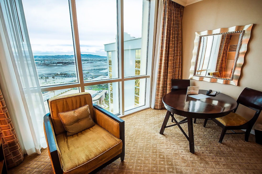 888 Two Bedroom Balcony Suite at Signature Condo Hotel - photo 10