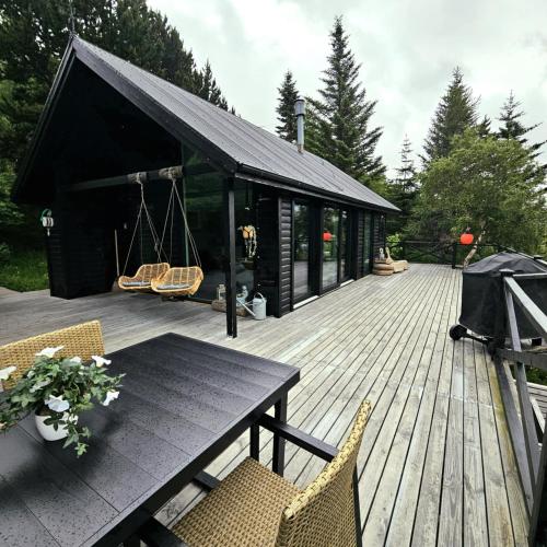 Lakefront cottage with jacuzzi