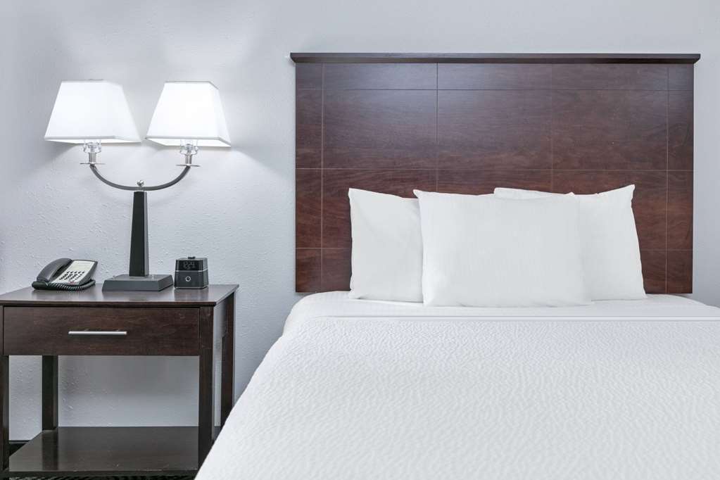 La Quinta Inn & Suites by Wyndham Tulsa Airpt Expo Square - photo 36