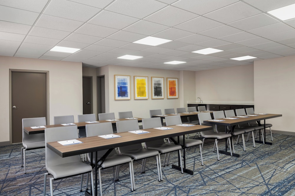Holiday Inn Express Hotel & Suites Bentonville by IHG - photo 46
