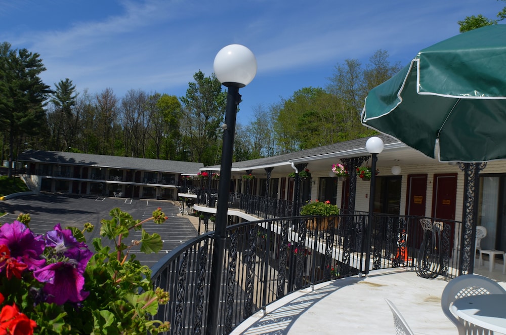 Amber's Inn & Suites - photo 60