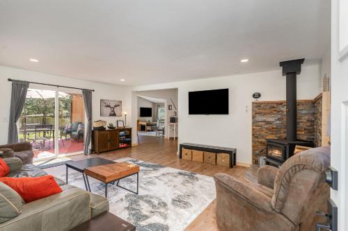 Bear s Den Hideaway with Hot Tub in Ashford, United States