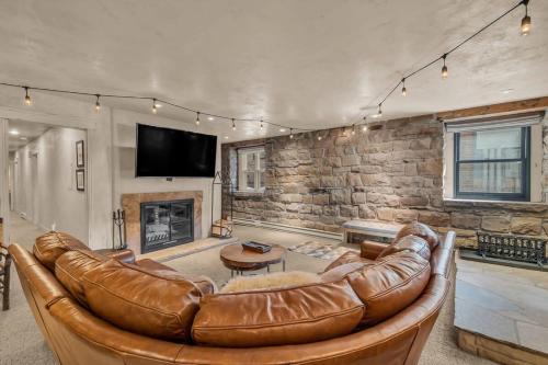 Rustic 2BR Steps from Main St - carbon neutral hotel in Bridgeport