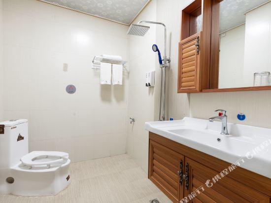 Elegant quiet water house inn in Yucheng, People's Republic of China