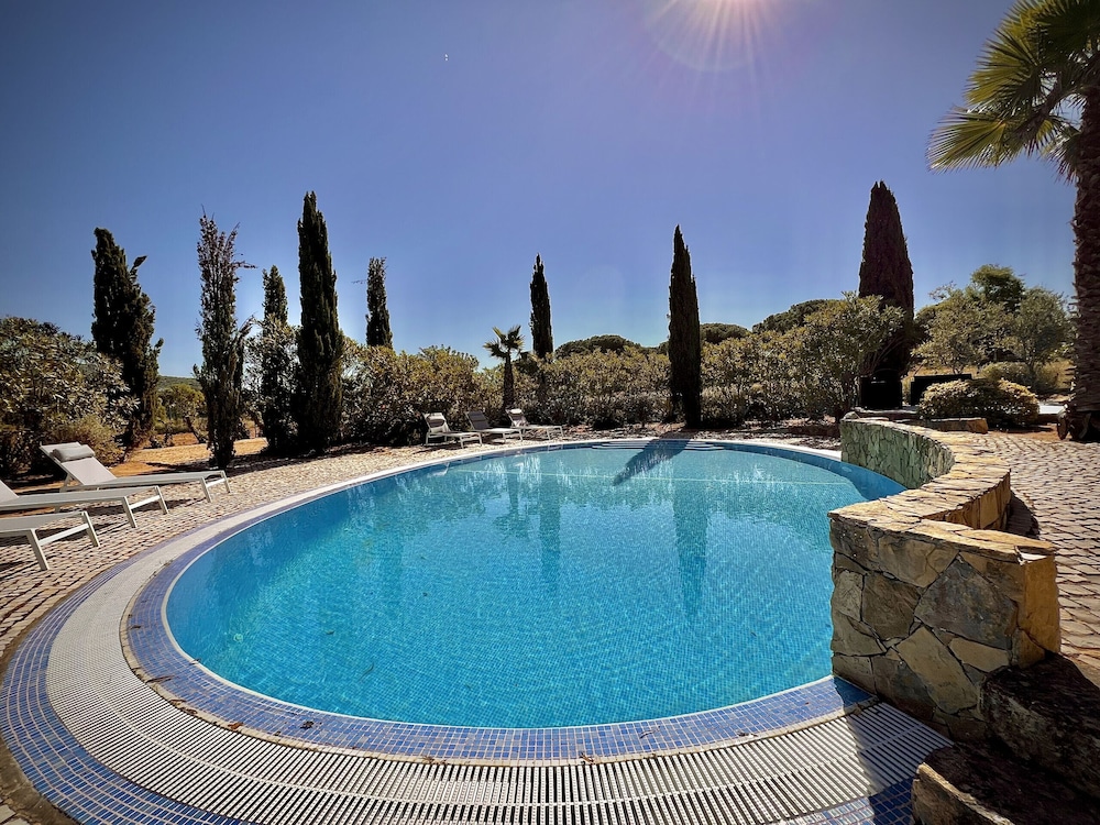Quarteira Premium Villa With Pool by Homing — 4-Star Luxury Hotel in Quarteira, Portugal