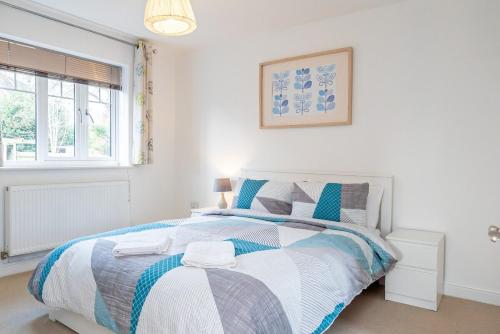 Spacious 4 Bed house with parking and garden at Reading