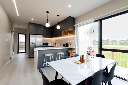 Stylish Family Parkside Escape near Westgate — 4-Star Luxury Hotel in Auckland, New Zealand