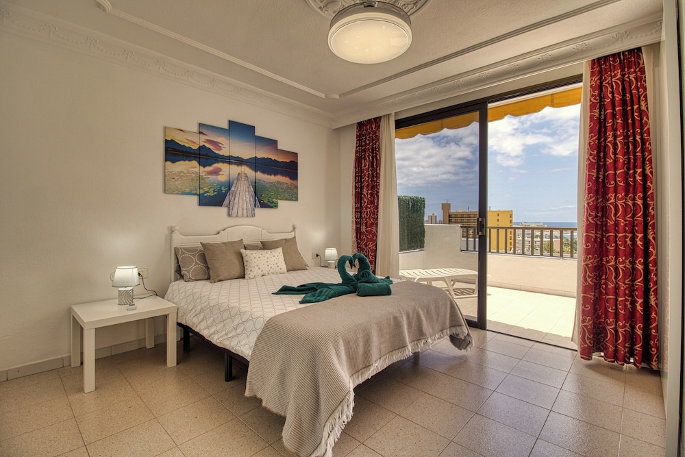 Apartment Sleeps 4 Jacuzzi Terrace Pool — 4-Star Luxury Hotel in Adeje, Spain