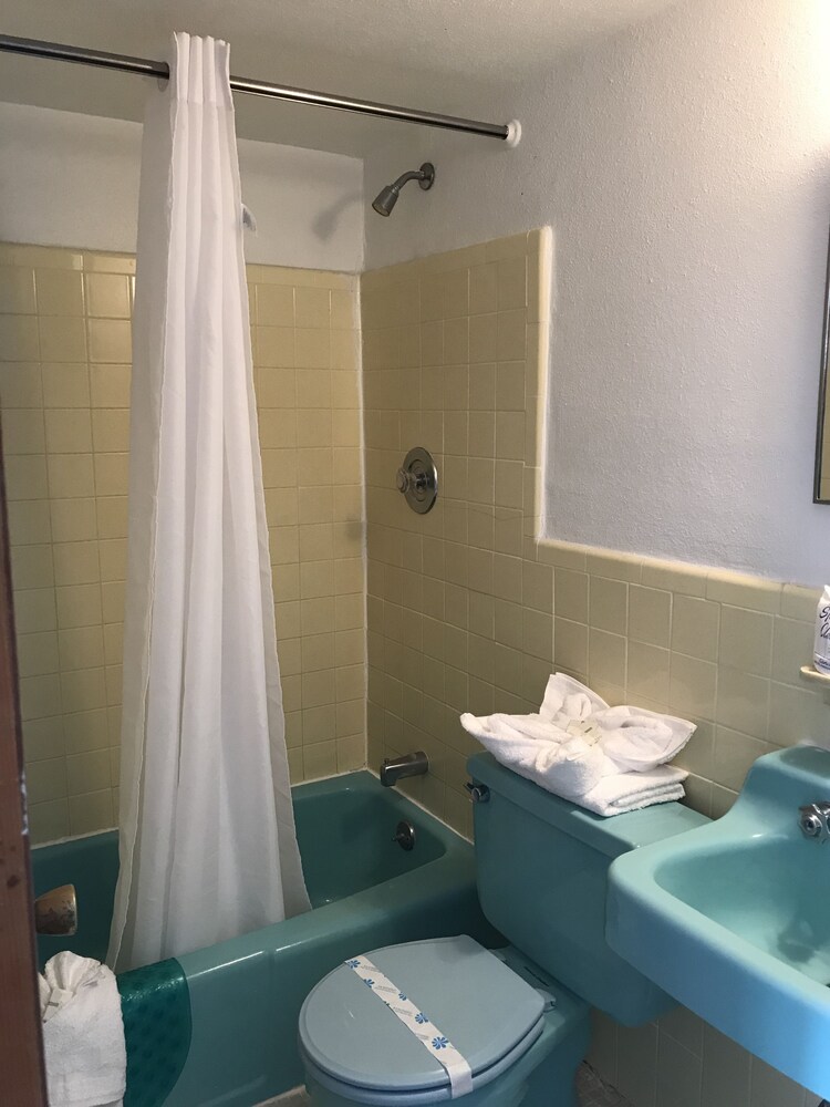 Gold Crest Motel - photo 20