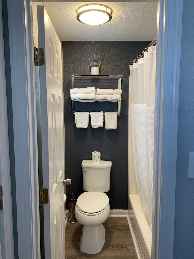 Hampton Harbor Motel - photo 22