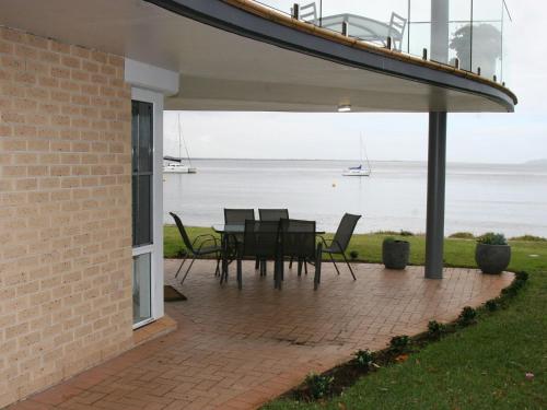 The Clippers 1 fabulous waterfront unit — 4-Star Luxury Hotel in Salamander Bay, Australia