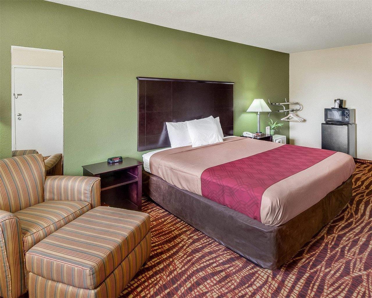 Econo Lodge Inn & Suites Coliseum - photo 13