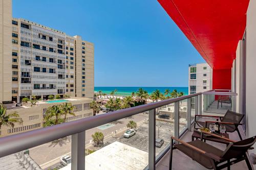 Hollywood Beach Rooftop Pool Balcony — 4-Star Luxury Hotel in Hollywood, United States