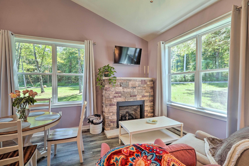Relax Fireside Retreat 16 Mi to Camelback Resort — hotel in Saylorsburg