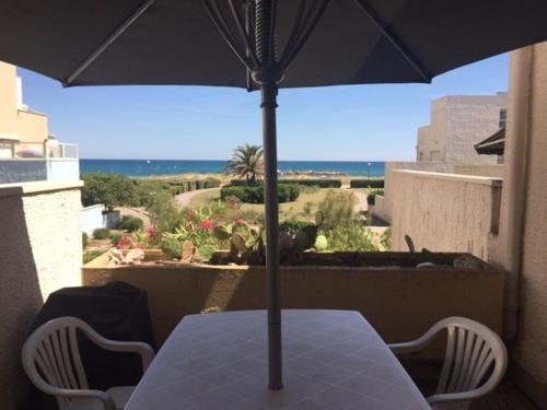 Studio avec terrasse face plage parking — 4-Star Luxury Hotel in Le Barcares, France