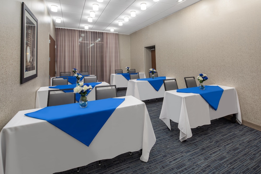 Holiday Inn Express & Suites Chico by IHG - photo 43