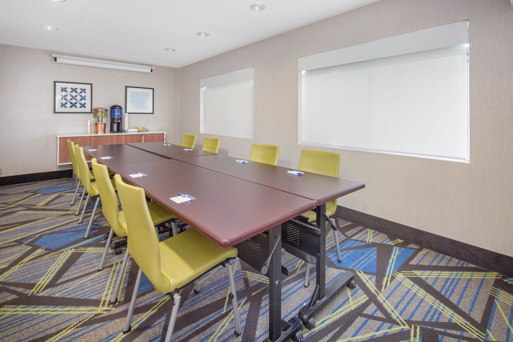 Holiday Inn Express Hotel & Suites Bishop by IHG - photo 49