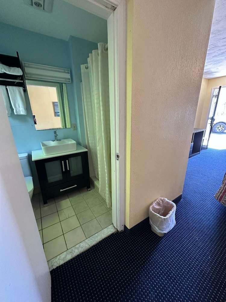 Americas Best Value Inn North Kingstown - photo 9