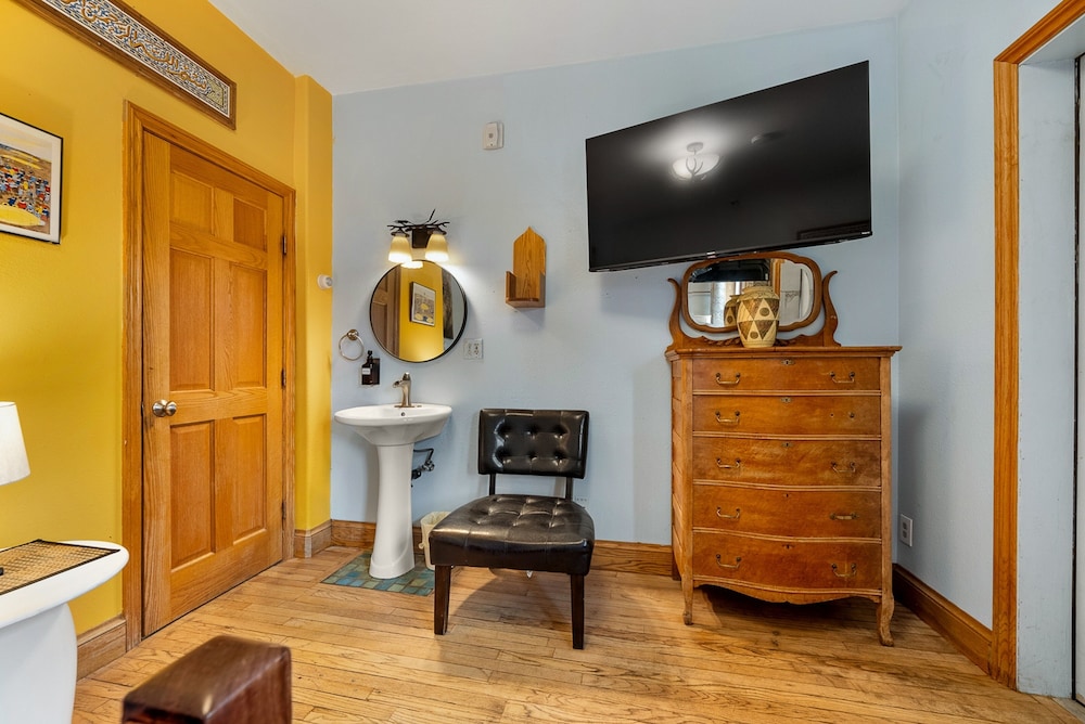 Qupqugiaq Inn - photo 13