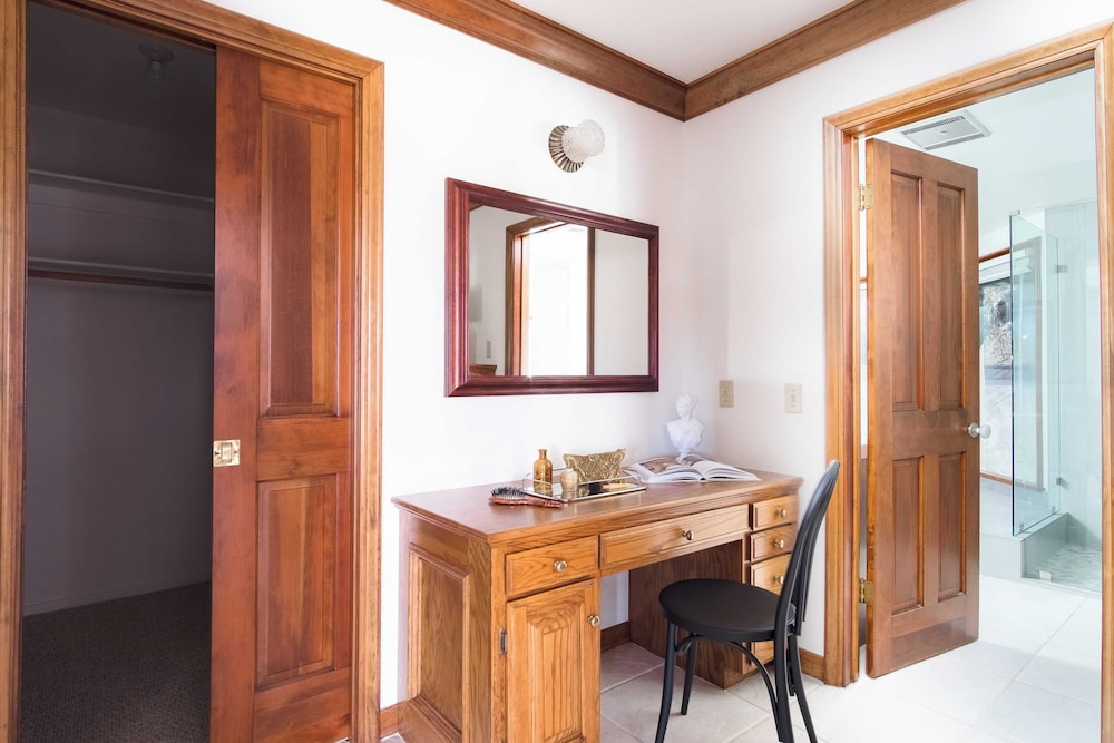 Cathedral by Avantstay Charming Secluded Estate w Sauna Pool Table & Views of the Rolling Hills - photo 26
