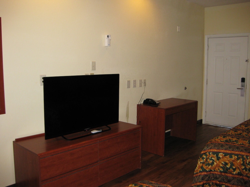 Scottish Inn and Suites - photo 12