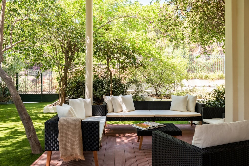 4BD Apartment With Outdoor Jacuzzi Garden — 4-Star Luxury Hotel in Athens, Greece