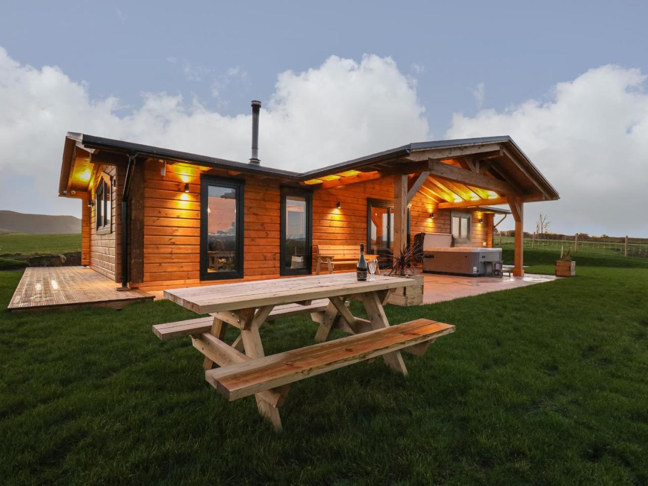 Bacheiddon Log Cabin — 4-Star Luxury Hotel in Machynlleth, United Kingdom
