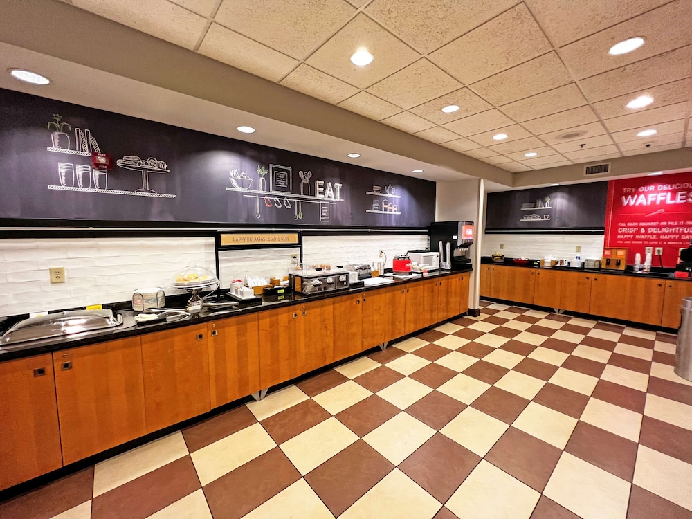 Hampton Inn Kearney - photo 43