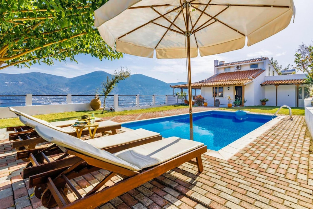 Villa Aloupi in Sporades — 4-Star Luxury Hotel in Skopelos, Greece
