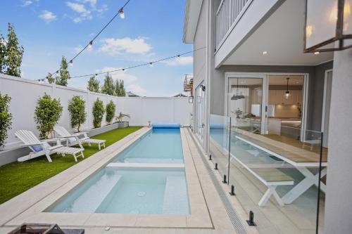 Hamptons in Torquay 5 bath Pool Spa & Theatre in Torquay, Australia