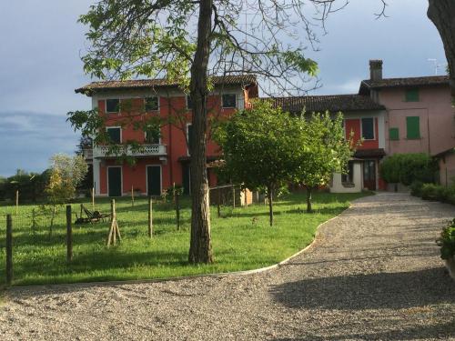 B&B Corte San Michele Desenzano — 4-Star Luxury Hotel in San Martino Della Battaglia, Italy