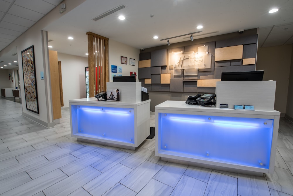 Holiday Inn Express & Suites Lake Charles South Casino Area an IHG Hotel - photo 2