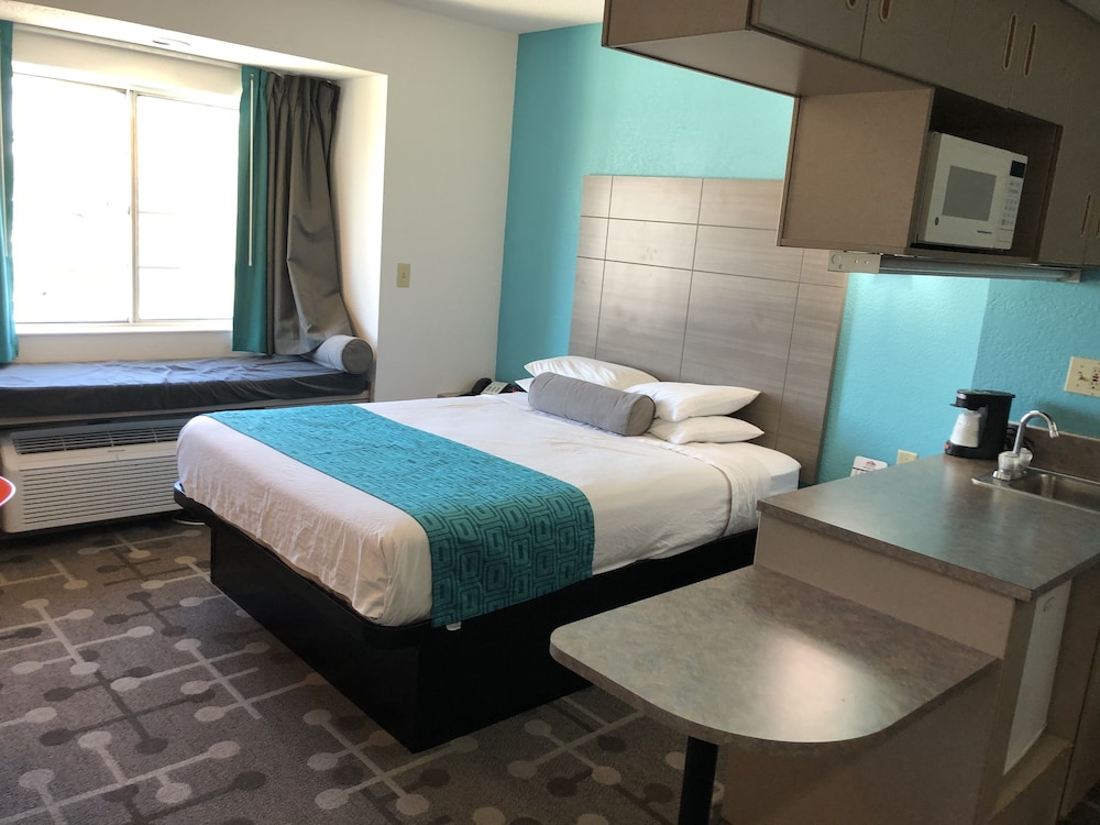 Red Lion Inn & Suites Elk Grove Village - photo 5