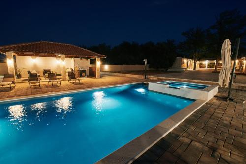 Stunning Villa for 10 people with large heated pool 50m2 jacuzzi and gym by TA Leut Agency — 4-Star Luxury Hotel in Privlaka, Croatia