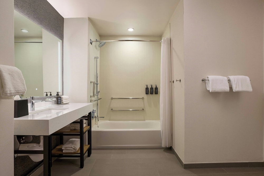 Sheraton Grand Sacramento Hotel - photo 35